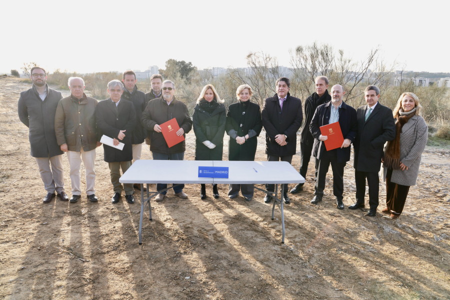 Firma del acta de replanteo de las obras de la Solana de Valdebebas, foto familia