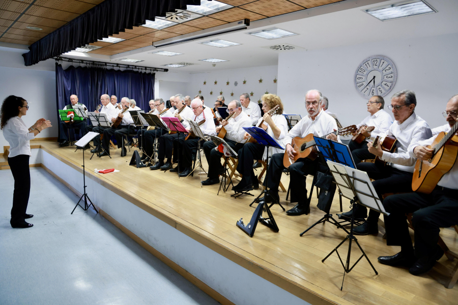 Villancicos intergeneracionales, actuación Rondalla con Cuerdas