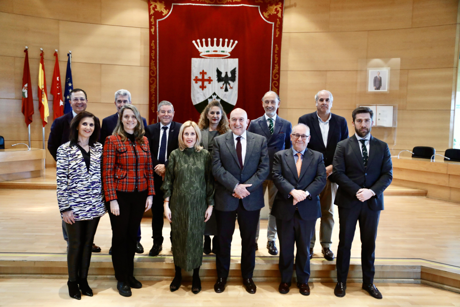 Recepción al Alcalde de Valladolid, Jesús Julio Carnero, y a la presidenta de la CEOE de Valladolid, Ángela de Miguel, foto familia